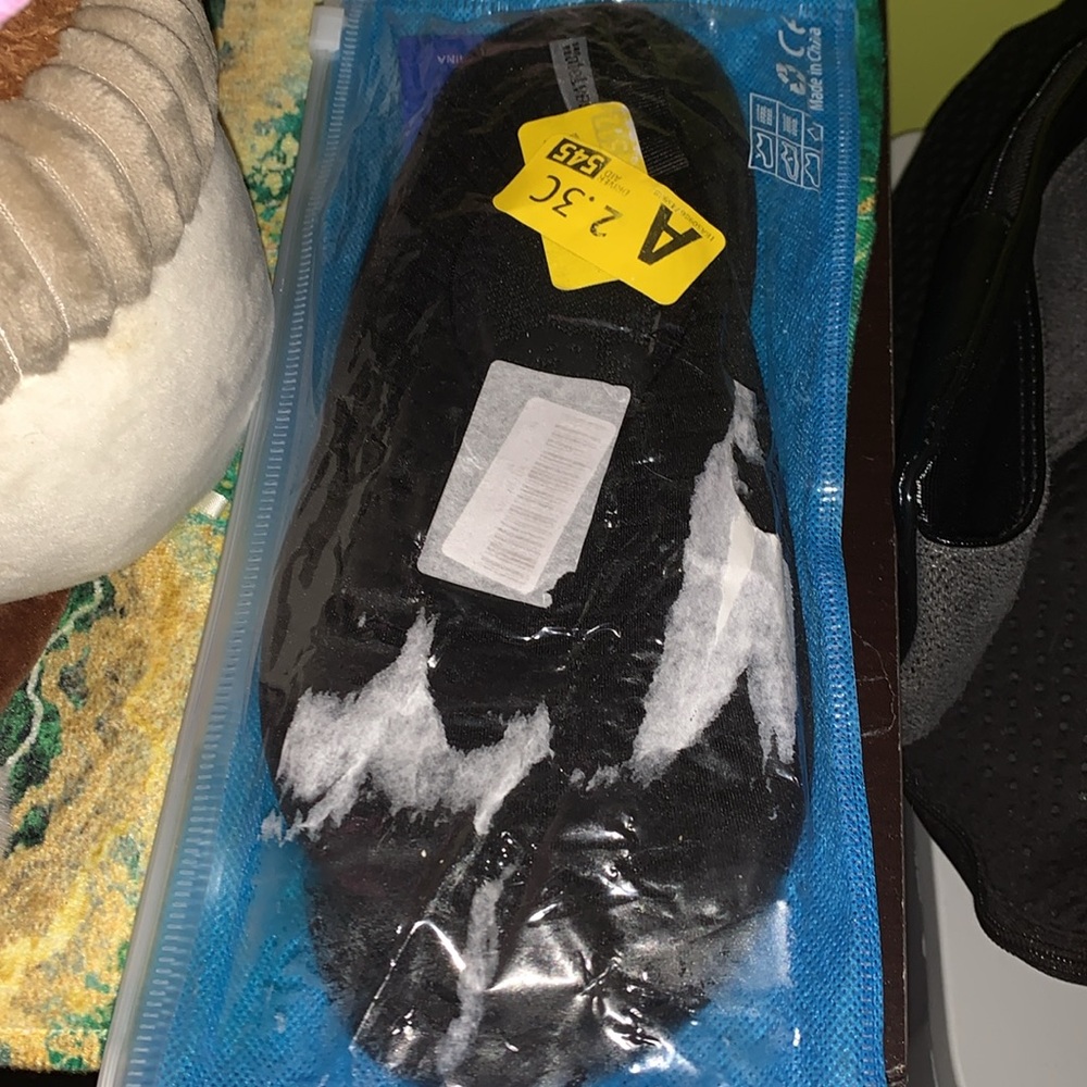 WateLves Black Water Shoes nwt - Picture 9 of 9